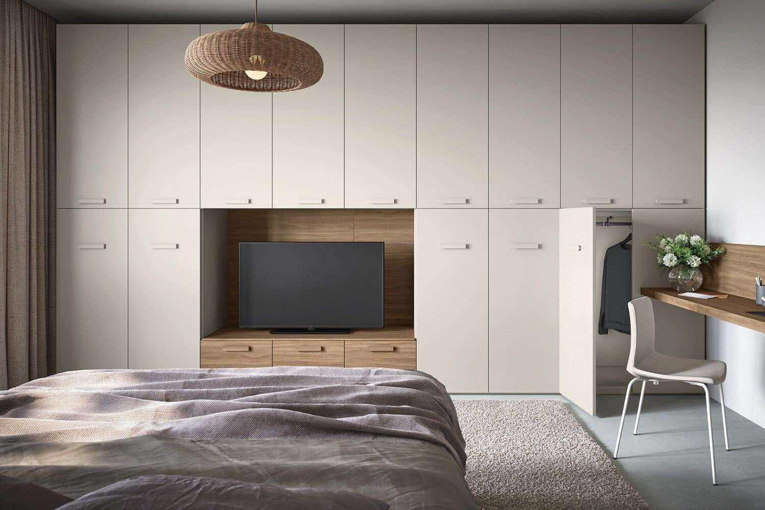 Kastenwand in een slaapkamer met een open nis voor de tv, een bureau aan de zijkant en een rieten hanglamp